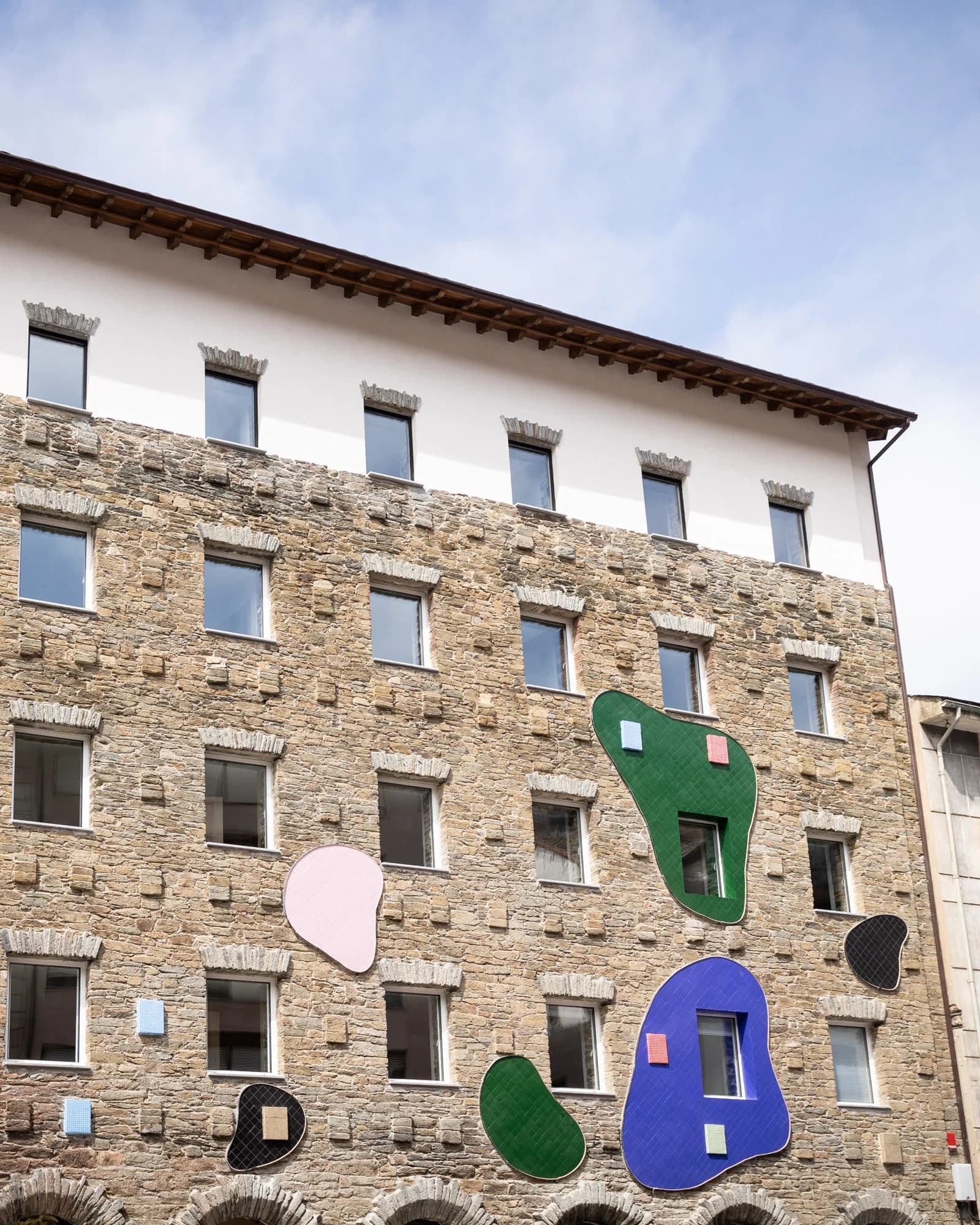 La fachada recuperada del Hotel Truita con el collage de amebas ya montado
