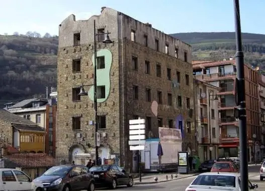 El Truita en ruina visto desde la calle: los muros de piedra sin cubierta y las constelaciones de gres aún en la fachada