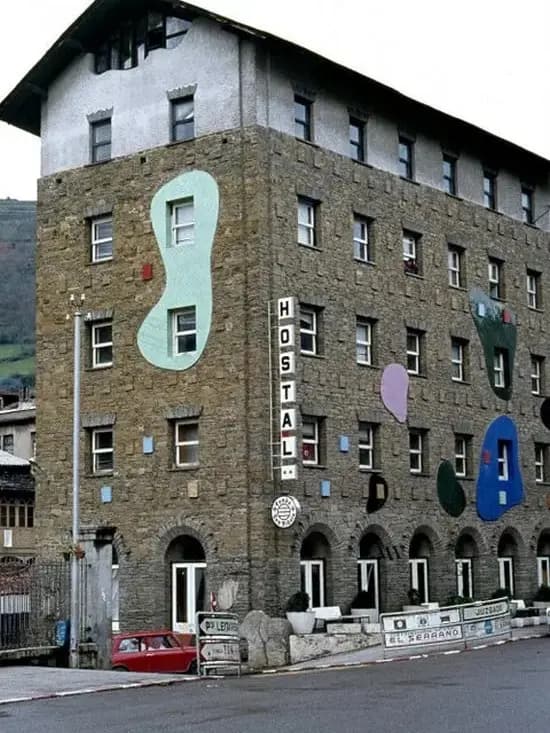 El antiguo Hostal Truita en su época, con el collage de color ya en la fachada
